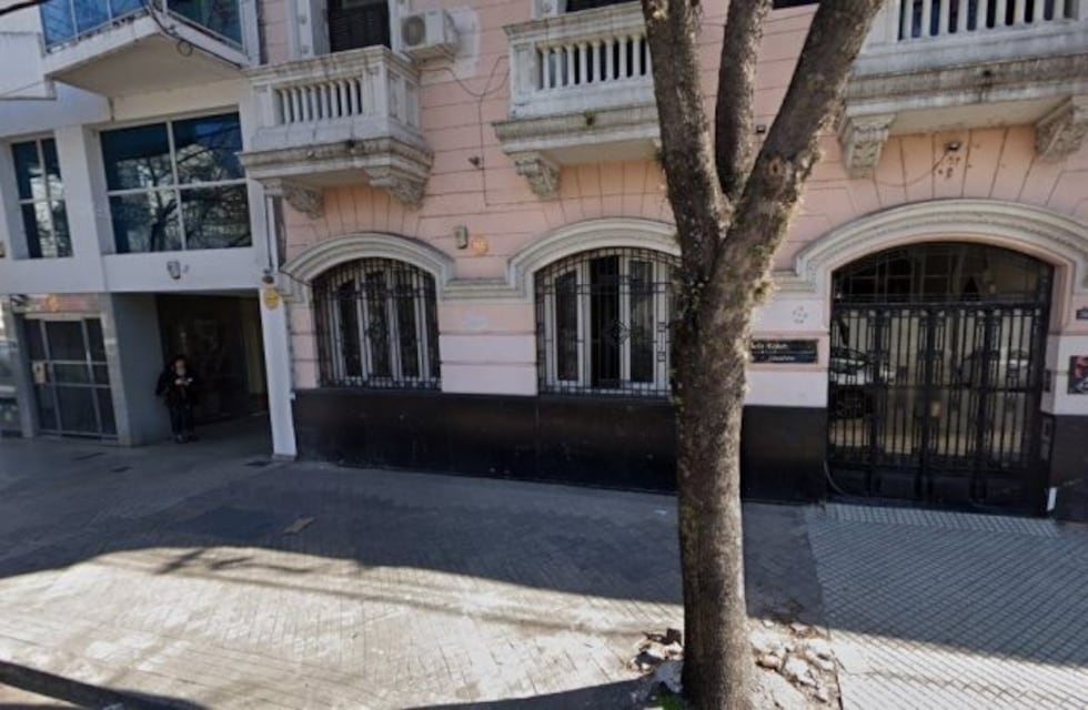 Balearon la puerta de estudio jurídico a dos cuadras de Tribunales federales