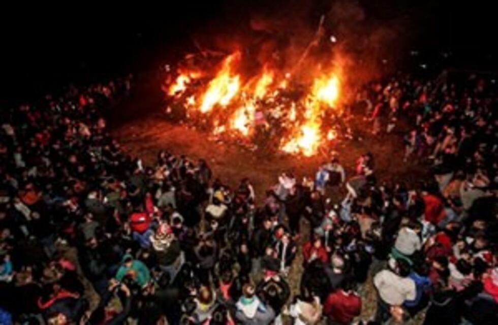 Este jueves realizan la tradicional quema de muñecos de San Pedro y San Pablo