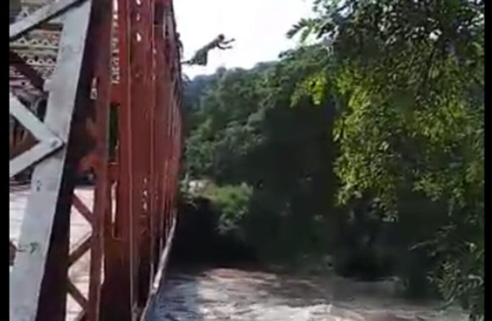 Video: adolescentes saltan desde un puente de hierro en plena crecida del río Loro