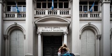 Los que obtuvieron un crédito UVA no podrán comprar dólar ahorro\u002E (Foto de archivo, EFE)