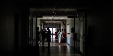 AME2319\u002E BUENOS AIRES (ARGENTINA), 03/09/2020\u002E- Vista del interior de un hospital en la provincia de Buenos Aires (Argentina)\u002E\u002E EFE/Juan Ignacio Roncoroni CASOS DEL DIA TERAPIA INTENSIVA pasillo coronavirus