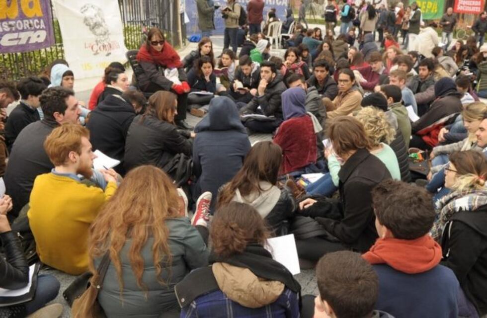 Conflicto universitario: dictaron clases en Plaza de Mayo