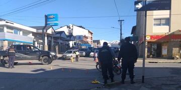 Se produjo un accidente entre una moto y un auto en Elordi y Moreno