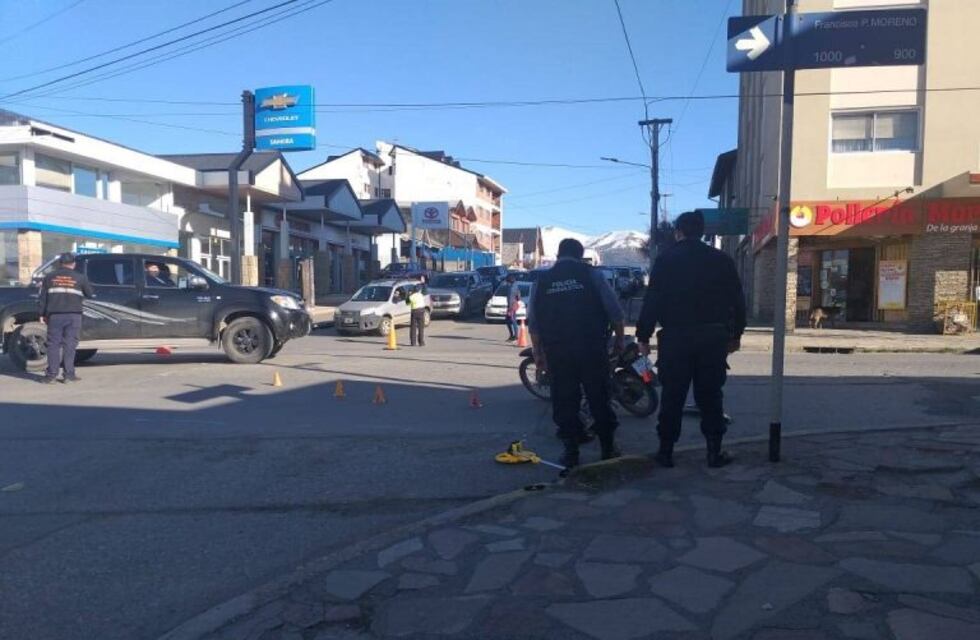 Se produjo un accidente entre una moto y un auto en Elordi y Moreno