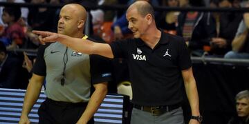 Argentina's coach Sergio Hernandez gestures during their 2017 FIBA Americas Championship semifinals match against Mexico in Cordoba, Argentina, on September 2, 2017\u002E / AFP PHOTO / EITAN ABRAMOVICH