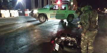Una joven herida de gravedad tras una caída en moto