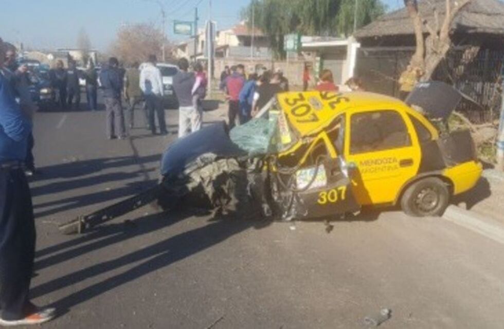 ¡Impresionante choque! entre un taxi y un auto en Las Heras