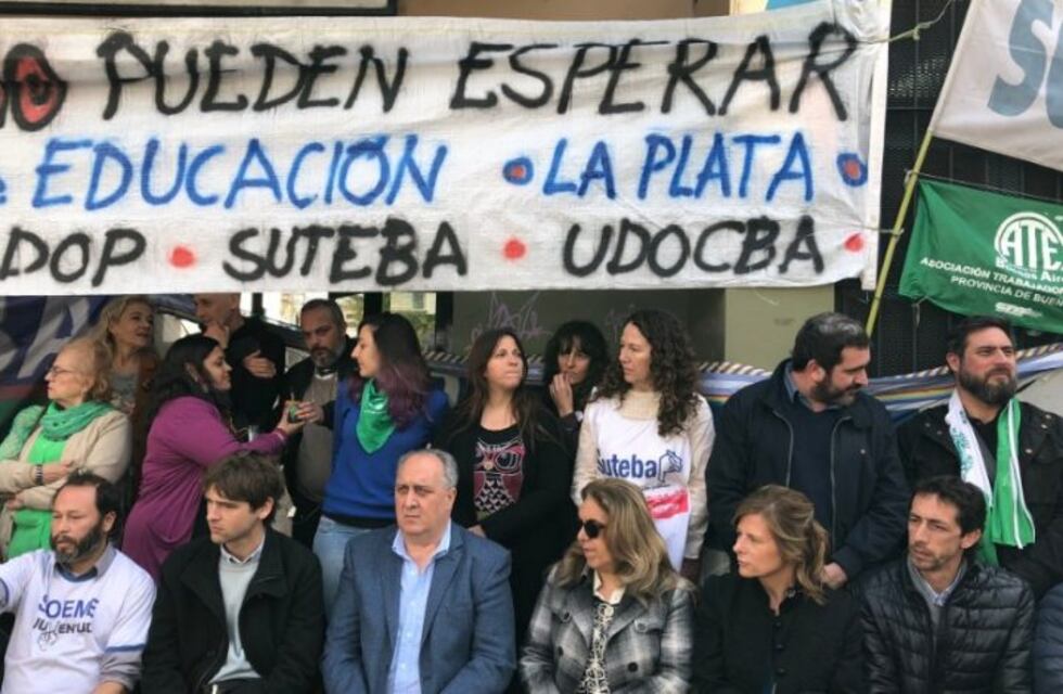 Abrazo simbólico entre gremialistas y estudiantes que luchan por la universidad pública