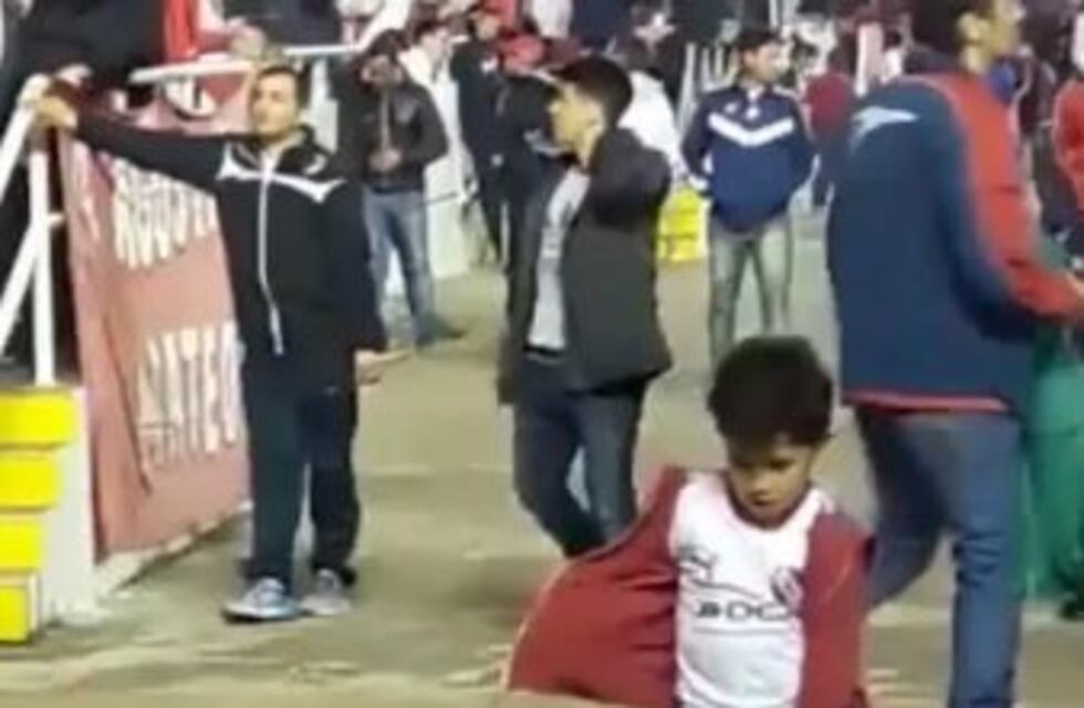 Un nene la rompió bailando como Michael Jackson en la cancha de Independiente y se volvió viral