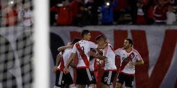 BAS23. BUENOS AIRES (ARGENTINA), 10/05/2017.- Jugadores de River Plate celebran despuu00e9s de anotar un gol hoy, miu00e9rcoles 10 de mayo de 2017, durante un partido entre el River Plate argentino y el Emelec ecuatoriano por la Copa Libertadores en el estadio Monumental de Buenos Aires (Argentina). EFE/David Fernu00e1ndez