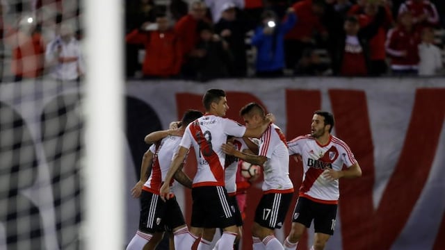 BAS23. BUENOS AIRES (ARGENTINA), 10/05/2017.- Jugadores de River Plate celebran despuu00e9s de anotar un gol hoy, miu00e9rcoles 10 de mayo de 2017, durante un partido entre el River Plate argentino y el Emelec ecuatoriano por la Copa Libertadores en el estadio Monumental de Buenos Aires (Argentina). EFE/David Fernu00e1ndez