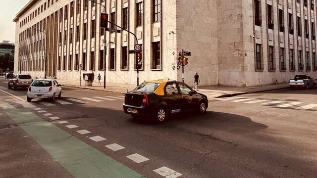 El conductor aseguró que estaba charlando con su hijo\u002E (FB / Sindicato de Peones de Taxis)