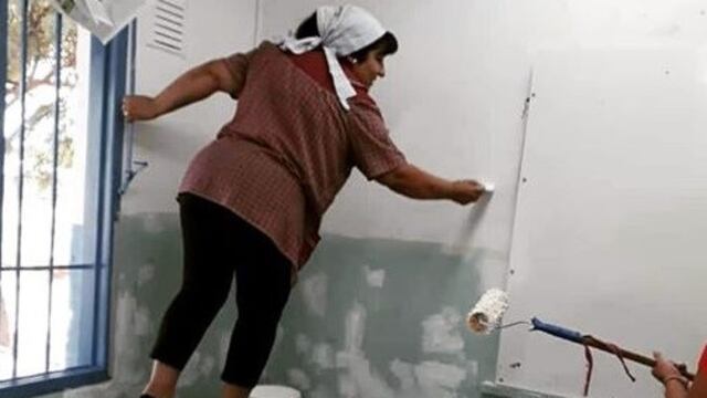 Marta y un grupo de docente en una escuela rural primaria de Guaymallén, acondicionaron aulas para comenzar el ciclo lectivo en Mendoza\u002E