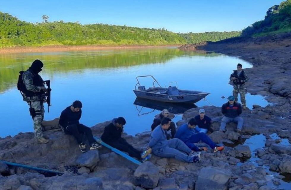 Siete paraguayos detenidos luego de pasar desde Argentina en una canoa