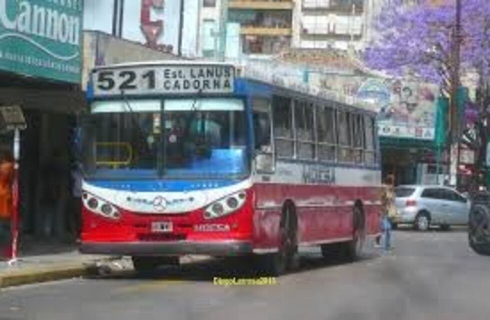 Un hombre noqueó a un colectivero de una piña tras una discusión