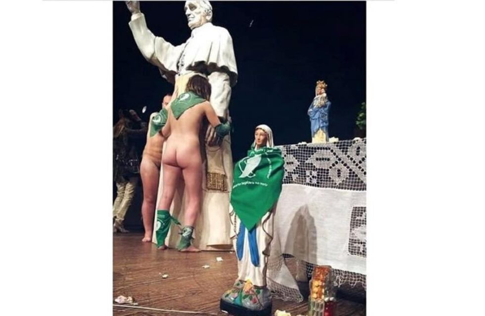 Artistas desnudos vistieron con pañuelos verdes al Papa Francisco y a una imagen de la Virgen