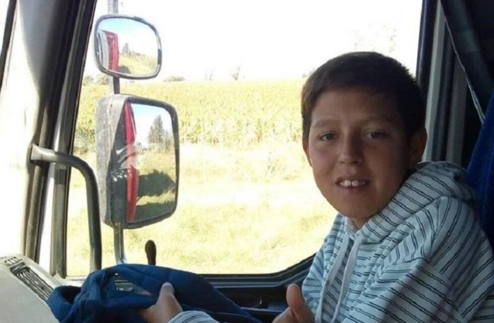 La historia de Julián, el niño que hace dedo para ir desde su pueblo a la escuela más cercana