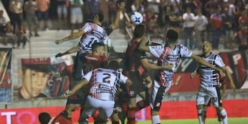 Nacho Scocco festeja tras marcarle a Vu00e9lez
