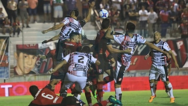 Nacho Scocco festeja tras marcarle a Vu00e9lez