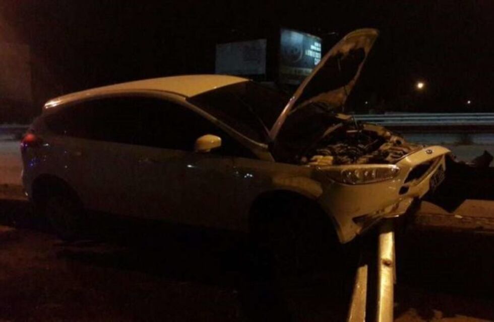 Un auto quedó incrustado sobre el guardarrail en Costanera