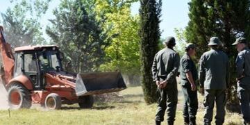 Con palas mecánicas siguen investigando los sectores en los jardines del instituto Antonio Próvolo, de Carrodilla, Luján de Cuyo\u002E