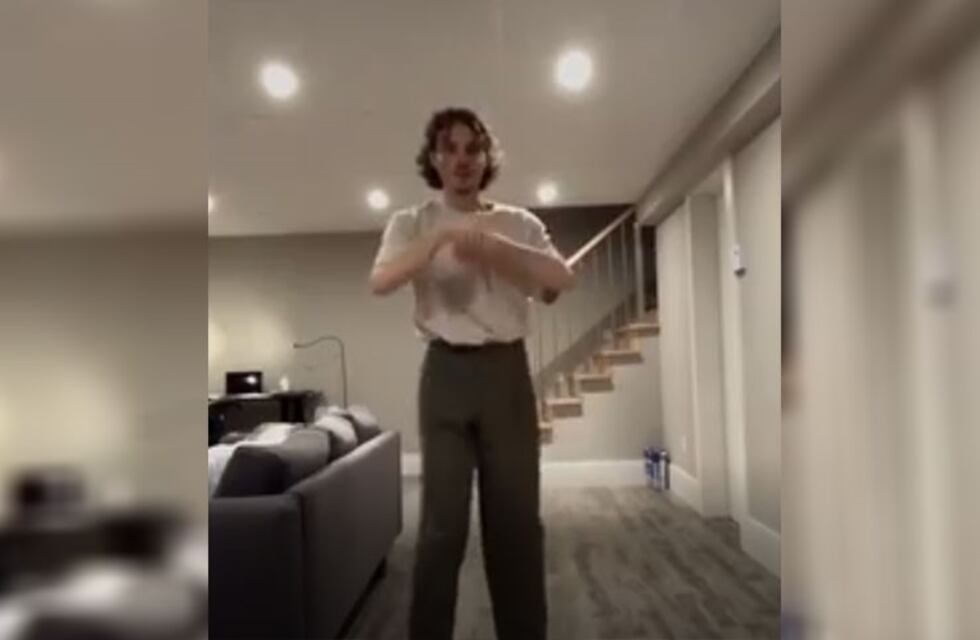 Subió un video, notaron una aterradora figura asomándose y desde entonces no duerme