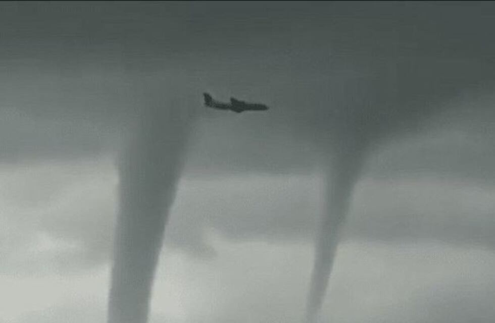 Insólito: un avión atravesó tres tornados y aterrizó sin problemas