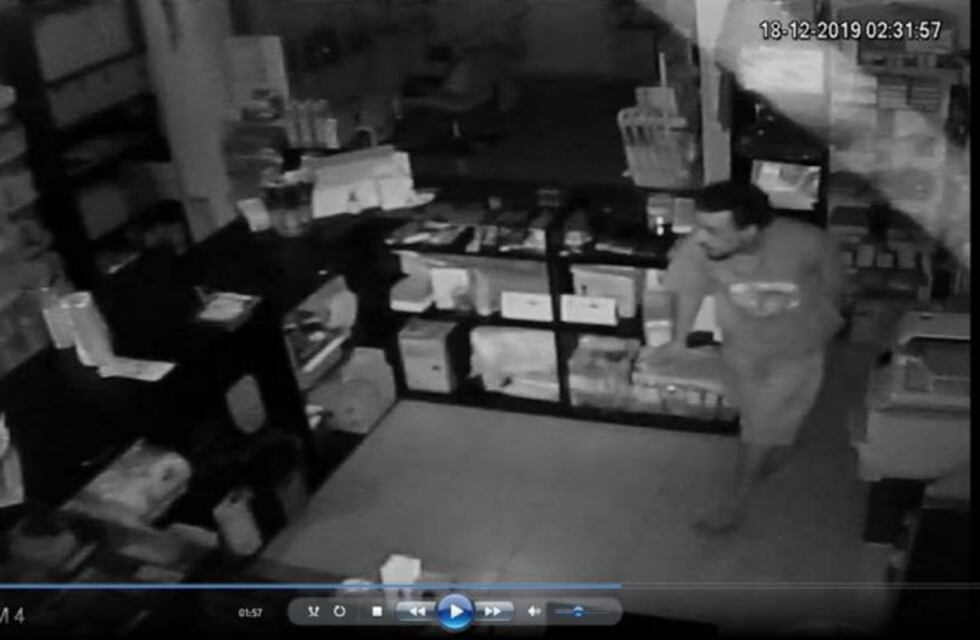 Un delincuente entró a una peluquería, robó y quedó filmado