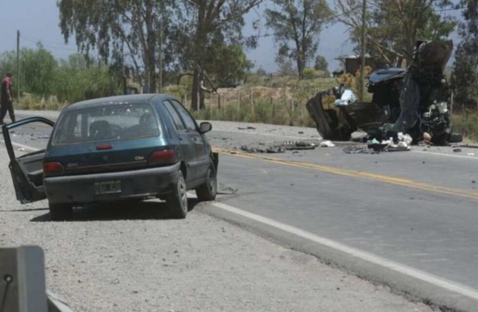 Brutal accidente entre dos autos y un micro sanjuanino en la ruta 40