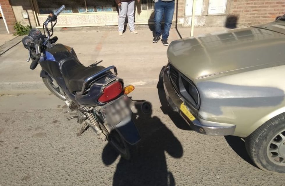 Conductor abrió la puerta de su auto y un motociclista impacto contra la misma