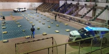 Encontraron más de 1400 panes de marihuana en costas del río Paraná en Montecarlo