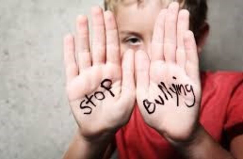 Un alumno agredió a otro ocasionándole fractura extrema de tabique