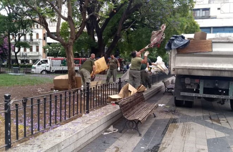 Desalojan a indigentes en el centro de Córdoba: les sacaron hasta la comida