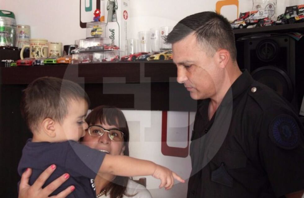 Emotivo encuentro entre un niño y el policía que le salvó la vida