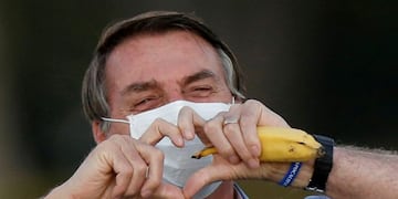 Brazil's President Jair Bolsonaro gestures while meeting supporters during a ceremony of lowering the national flag for the night, amid the coronavirus disease (COVID-19) outbreak, at the Alvorada Palace in Brasilia, Brazil, July 24, 2020\u002E REUTERS/Adriano Machado TPX IMAGES OF THE DAY