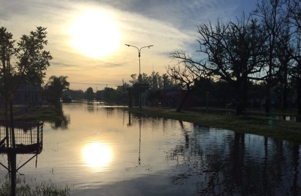 Cedió una defensa y se inundó el 90% del casco urbano de Villa Minetti