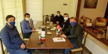 Dirigentes de la CCIP de Posadas con el gobernador Oscar Herrera Ahuad\u002E (Prensa)