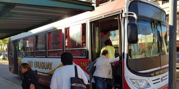 En Iguazú el transporte público y los comercios funcionan con normalidad\u002E