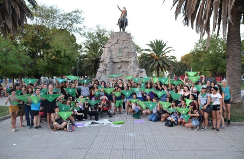 Realizarán un pañuelazo y mesazo a favor del aborto