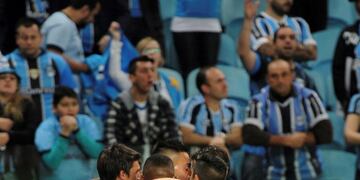 Argentina's Godoy Cruz Javier Correa, behind center, celebrates with teammates after scoring during a Copa Libertadores soccer game against Brazil's Gremio in Porto Alegre, Brazil, Wednesday, Aug\u002E 9, 2017\u002E (AP Photo/Wesley Santos) brasil futbol copa libertadores 2017 futbol futbolistas gremio porto alegre godoy cruz