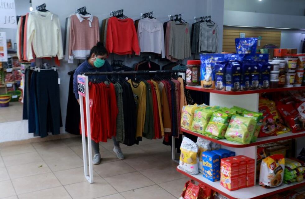 Locales polirubro: ropa, mercadería y verdulería en un mismo lugar