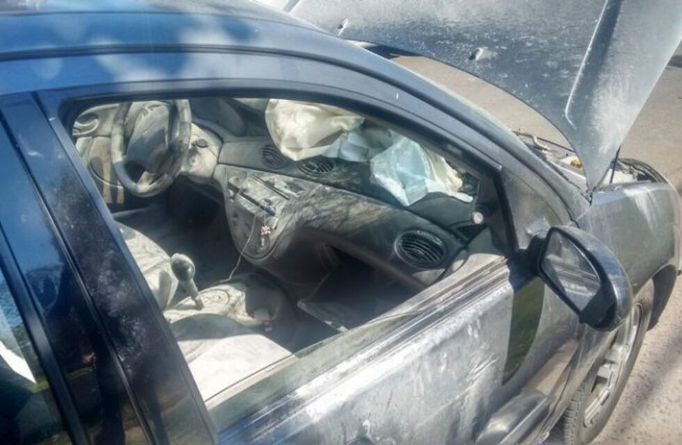 Principio de incendio en un auto obligó a la intervención de bomberos