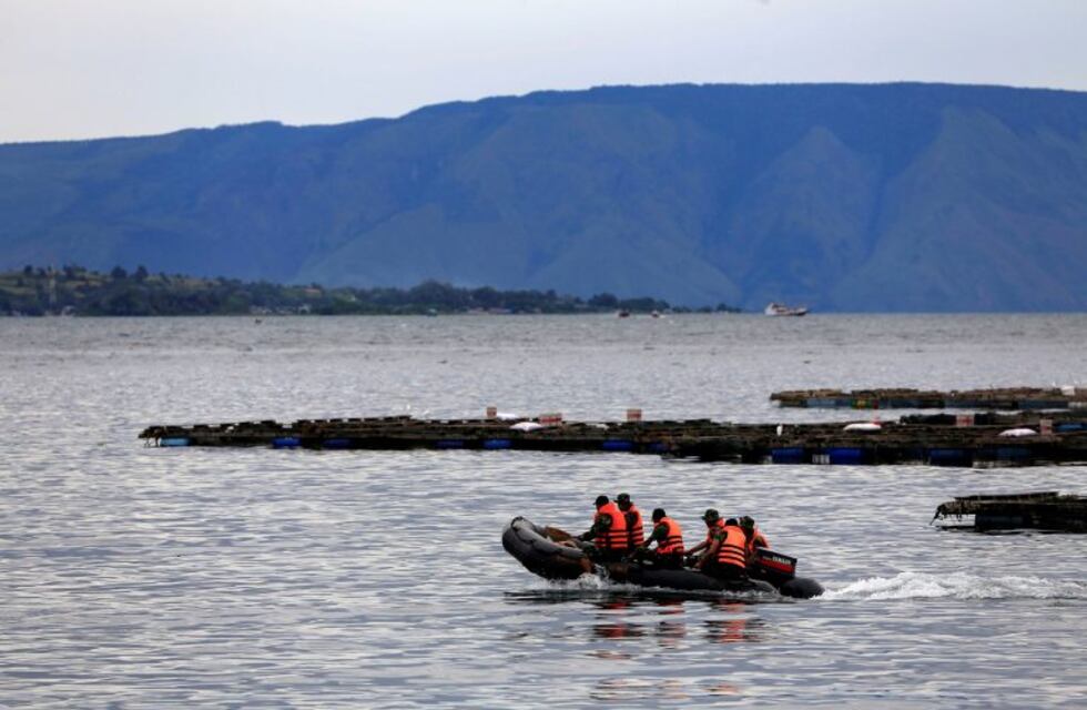 Indonesia: buscan a 94 desaparecidos por un naufragio