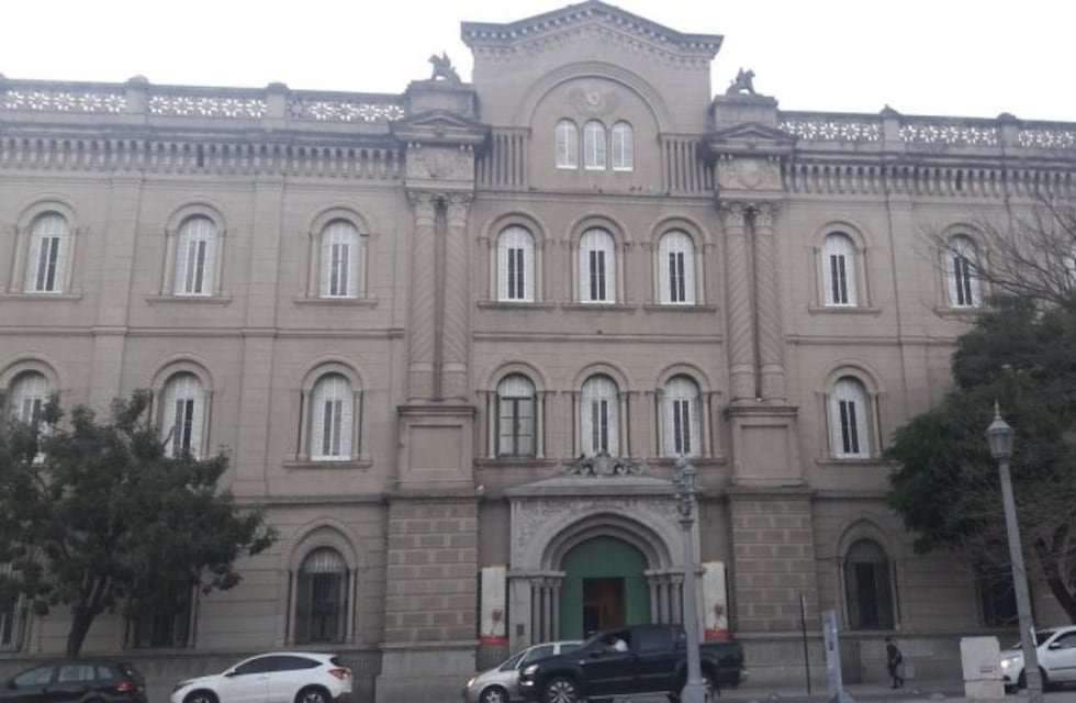 Denuncian que alumnos extorsionaron a la docente que filmó un video sexual