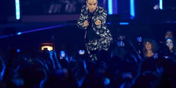 GRA5054. BARCELONA, 01/12/2016.- El cantante britu00e1nico Robbie Williams durante su actuaciu00f3n en la gala de Los40 Music Awards, celebrada esta noche en el Palau de Sant Jordi de Barcelona. EFE/Alejandro Garcu00eda espau00f1a barcelona Robbie Williams entrega premios Los 40 Music Awards musica premios
