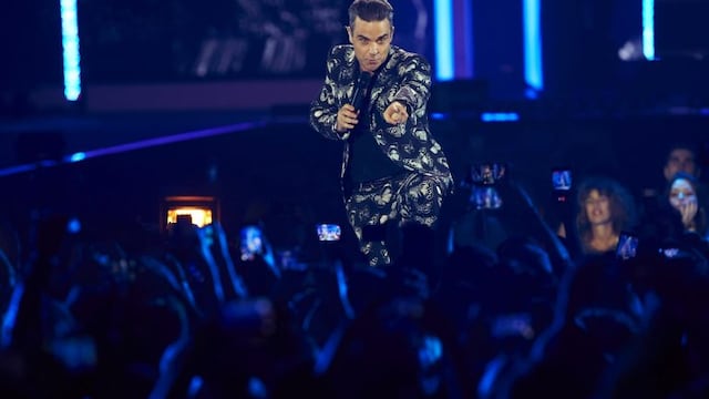 GRA5054. BARCELONA, 01/12/2016.- El cantante britu00e1nico Robbie Williams durante su actuaciu00f3n en la gala de Los40 Music Awards, celebrada esta noche en el Palau de Sant Jordi de Barcelona. EFE/Alejandro Garcu00eda espau00f1a barcelona Robbie Williams entrega premios Los 40 Music Awards musica premios