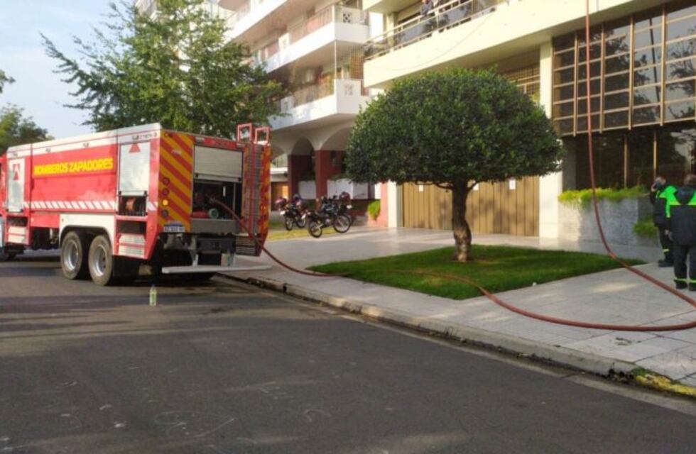 Principio de incendio en barrio Martin: familias de un edificio atendidas por inhalar humo