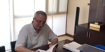 Passalacqua firmando el decreto