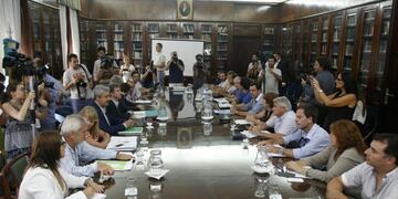 DYN48, BUENOS AIRES 23/02/17, EL GOBIERNO BONAERENSE Y GREMIOS DOCENTES COMENZARON ESTA TARDE LA SEGUNDA REUNIu00d3N PARA DISCUTIR SALARIOS, TRAS EL RECHAZO DE LOS MAESTROS A LA PRIMERA PROPUESTA DE UN INCREMENTO DE HABERES DEL 18% EN CUATRO CUOTAS, CON UNA C