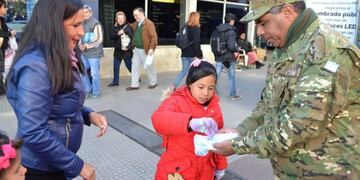 Soldados repartieron 1\u002E500 escarapelas en Peatonal Junín